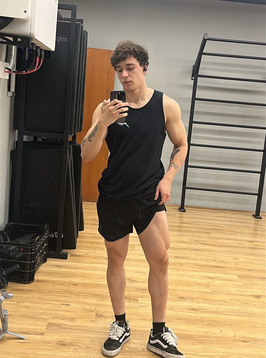 deprjj's tweet photo. esse mlk tem cara que chega da academia e vai direto pro pc ficar jigando e fazendo live no tik tok e o cheiro fica todo ali no saco. Macho alfa do caralho que tem que ser idolatrado! Cada minuto que ele fica na academia pra melhorar pra nós sera uma punheta nossa pra homenagear https://t.co/QPNMrm1qSF