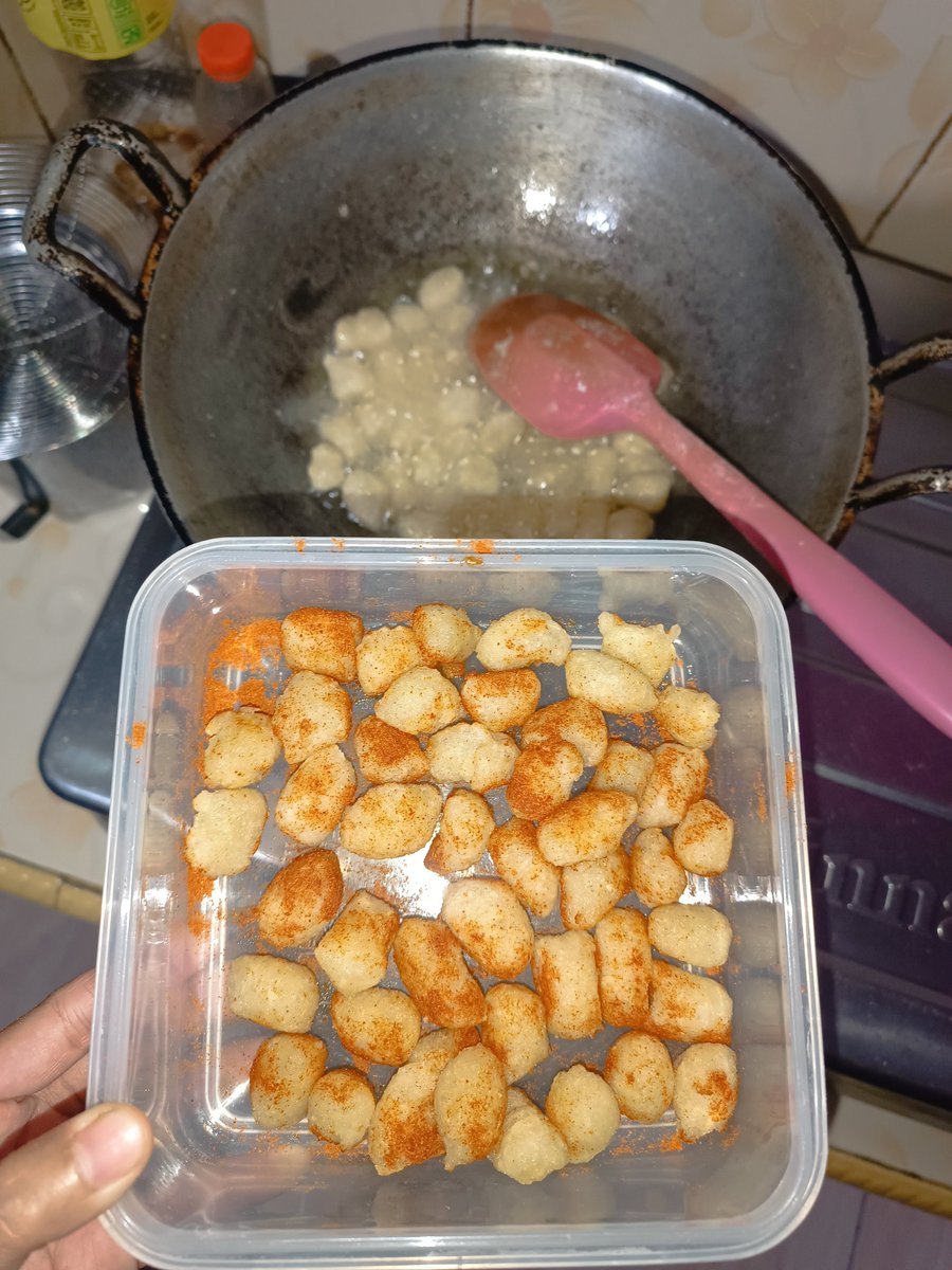 devigtw's tweet photo. Udah lama ngga eksperimen bikin makanan. Mumpung orang rumah lagi gada, waktunya beraksi wkw. Karna semenjak aku pindah kerjaan dan tinggal di mess yg gada dapur ataupun kompor, jadi males buat masak yg ribet² 🥲 https://t.co/yIoLCz32gU