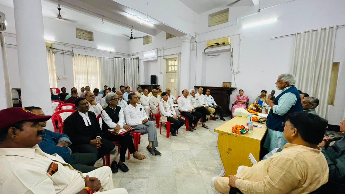 PraveenDavar's tweet photo. Addressing an impressive meeting of intellectuals org by UPCC Vichar Vibhag at  Lucknow explained with historical facts how @BJP4India is the most anti- Dalit party. ' After "Chanda Chori" Yogi govt. has no chance to survive.' Stressed on secular unity. https://t.co/1anU4jiTUo