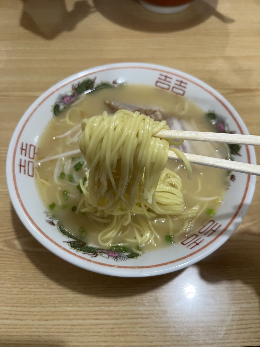 ogt1001's tweet photo. 夜は、児湯郡高鍋町北高鍋の旭通りにある ラーメン・地どり 味楽 にて、らーめん 800円 でした🍜

あっさり豚骨スープの宮崎ラーメンの一杯です！

マスター自家製のニンニク醤油をサービスしていただきました♪

味変もなかなか美味しです😋

85杯目
#拉麺 #ramen #ノスラー #ラー活 #宮崎県 #みらく https://t.co/DuElFRU88f