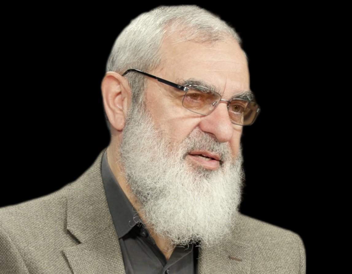 Celmeli1981's tweet photo. "Kur'an-ı Kerim’i ezberlemek, zihnini bir bilgi deposu yapmak değil; Allah’ın kelamını kalbine nakşedip onu orada bir ömür misafir etmektir."

Nureddin Yıldız Hocaefendi https://t.co/YCUQATnzox
