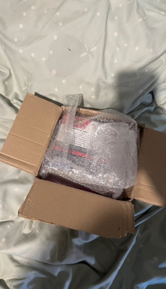 KevSTi9's tweet photo. Coup de gueule @vinted 

Je vends une display Pokémon à 300€, bien protégé avec du papier bulle et mis dans un carton adapté.

Au final le transporteur DPD l’abîme, l’acheteur ouvre une réclamation et admet que le produit était bien emballé malgré le dégât. 

1/2 https://t.co/wKW04HTvhG