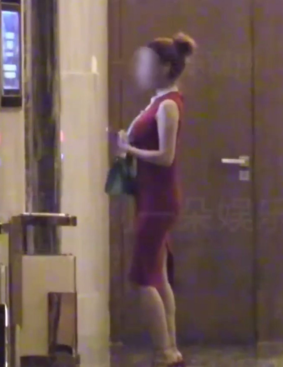 chigualog's tweet photo. 包贝尔再陷出轨门，深夜与红发南女子酒店开房被人跟踪，整个过程被人拍下，这下真的翻车了！

上爱搜 https://t.co/ELML12Icg8 看完整内容，吃瓜第一手猛料！

#包贝尔 #包贝尔红发女子 #包贝尔出轨 #狗仔实拍 #明星黑料 https://t.co/Bml8ZkTCQR