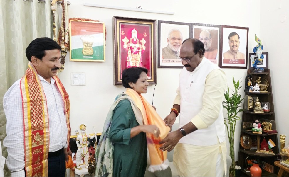 Leelasingh1978's tweet photo. SC मोर्चा दिल्ली प्रदेश महामंत्री बनने पर भाजपा के राष्ट्रीय उपाध्यक्ष श्री @LalSinghArya जी से भेंट कर उनका आशीर्वाद लिया l @BJP4India @NitinNabin @blsanthosh @v_shrivsatish @BJPSCMorcha @LalSinghArya @MpDrBholaSingh @shivesh4BJP @BJP4Delhi @hdmalhotra @PavanRanaRSS https://t.co/zDvNIE7Avo
