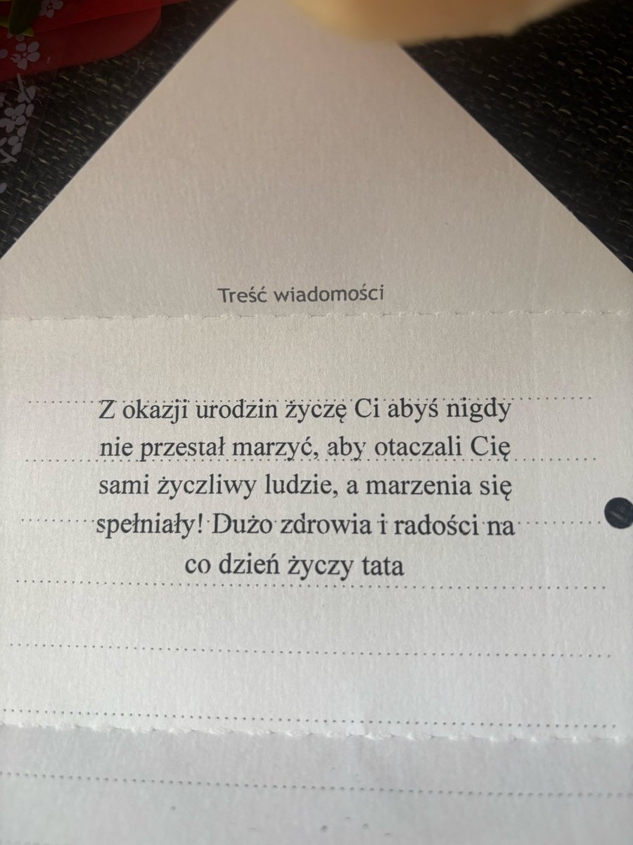 panele_'s tweet photo. Przed chwilą ktoś zadzwonił do drzwi i był to kurier z kwiatami. Zweryfikował moje imię i wręczył mi kwiaty, misia i liścik. Słodko, ale:
1. Zadzwoniłam do taty i do nie od niego
2. Urodziny mam w styczniu https://t.co/6pz7turZ3N
