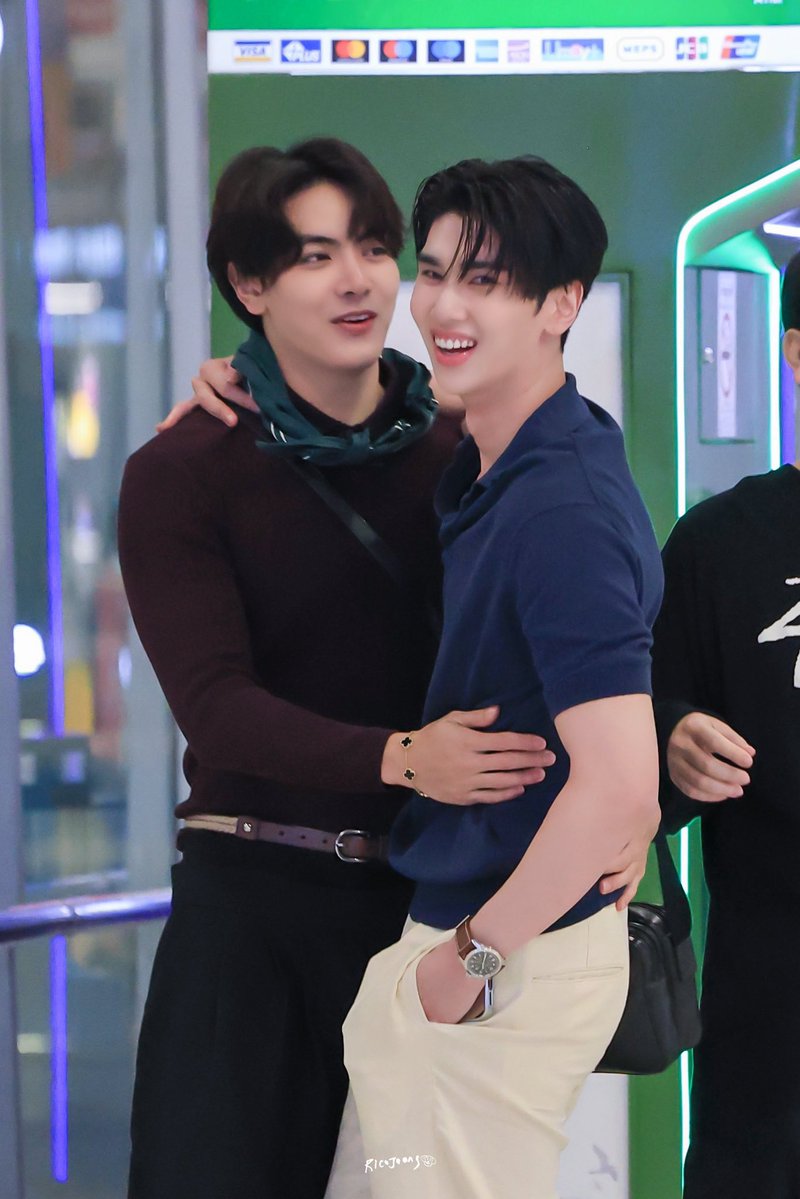rivlovejd's tweet photo. Couple Pinterest guee😘#joongdunk 

dulu mereka menyala bgt outfit airport nya jarang bgt ngeliat Kaosan oblong itu pun mentok kaos Celine😌😚 https://t.co/bfaLdZtnlz