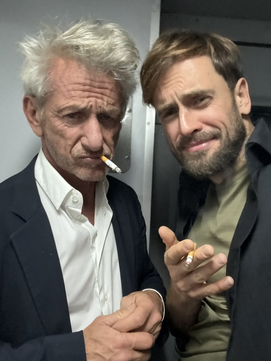 gruppa_voina's tweet photo. Once upon a time in Ukraine…

With Sean Penn.

Говорили с Шоном о том, что как невероятно круто, что в мире существуют люди, готовые рисковать собственной жизнью ради свободы других.

Вспоминали цитату Чарльза Буковски: “Find what you love and let it kill you.”

Передавали привет отрядам смерти из ФСБ России, которые, как стало известно на этой неделе, весь прошлый год планировали мое убийство. Привет!

Помимо того, что Шон один из самых потрясающих и титулованных актеров в мире (трехкратный лауреат Оскара, больше не бывает!) и невероятный по диапазону своих интересов (и жизненных приключений!) человек, он - американец, внесший самый большой личный вклад в борьбу с российской агрессией в Украине. А это очень круто.