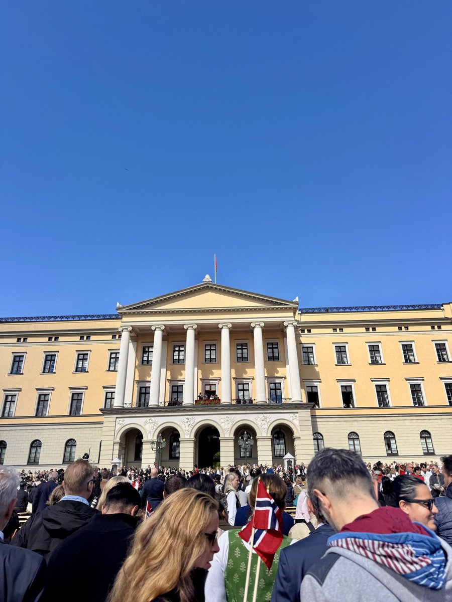 Theoesben1's tweet photo. King Harald greeting Norwegians at the Royal Palace on the 17th of May Constitution Day 2026 🇳🇴 https://t.co/xOyI69jlXN