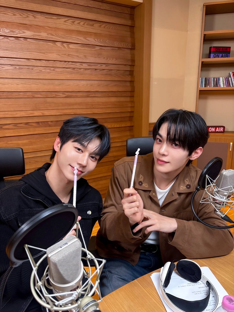 TUNEXX_official's tweet photo. #off_TUNE

260827 #아이돌라디오핫차트

#TUNEXX #튜넥스
#Donggyu #동규
#Zeon #제온 https://t.co/MLHETrB9Gw