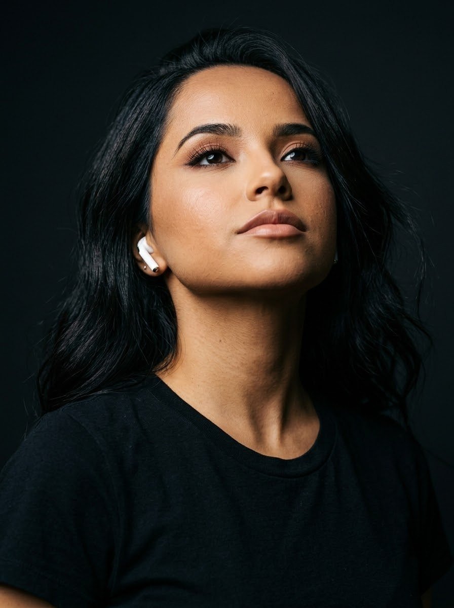 Goldatis47's tweet photo. retrato enfocando en el rostro en estudio oscuro 📷

💛 Becky G, Madison Beer
Generado con nano banana 🍌

Copia el prompt completo gratis en el primer comentario 👇 https://t.co/XQOYh0pvi2