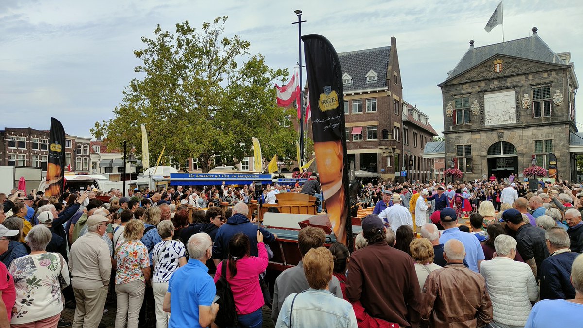RaymondAarsman1's tweet photo. Donderdag 27 augustus was de laatste #kaasmarkt van het seizoen met weer veel toeristen op de Markt van #Gouda 🧀 #cheese #kaas https://t.co/iyW9jkhyl4