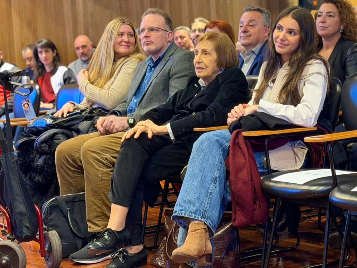 SergioOPalazzo's tweet photo. Hoy presentamos el documental en homenaje a nuestro queridísimo compañero Andrés Castillo.

Su compromiso con los trabajadores bancarios y su aporte a la organización quedan como parte de nuestra historia colectiva.

Desde La Bancaria acompañamos a su familia y a todos los compañeros y compañeras que lo recuerdan hoy.

Hasta siempre, Andrés.