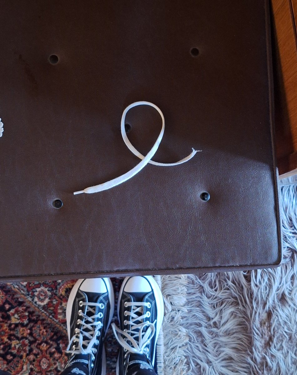 lyanncrevan's tweet photo. my shoelace committed, im mad as fu k https://t.co/5udftcMWvn