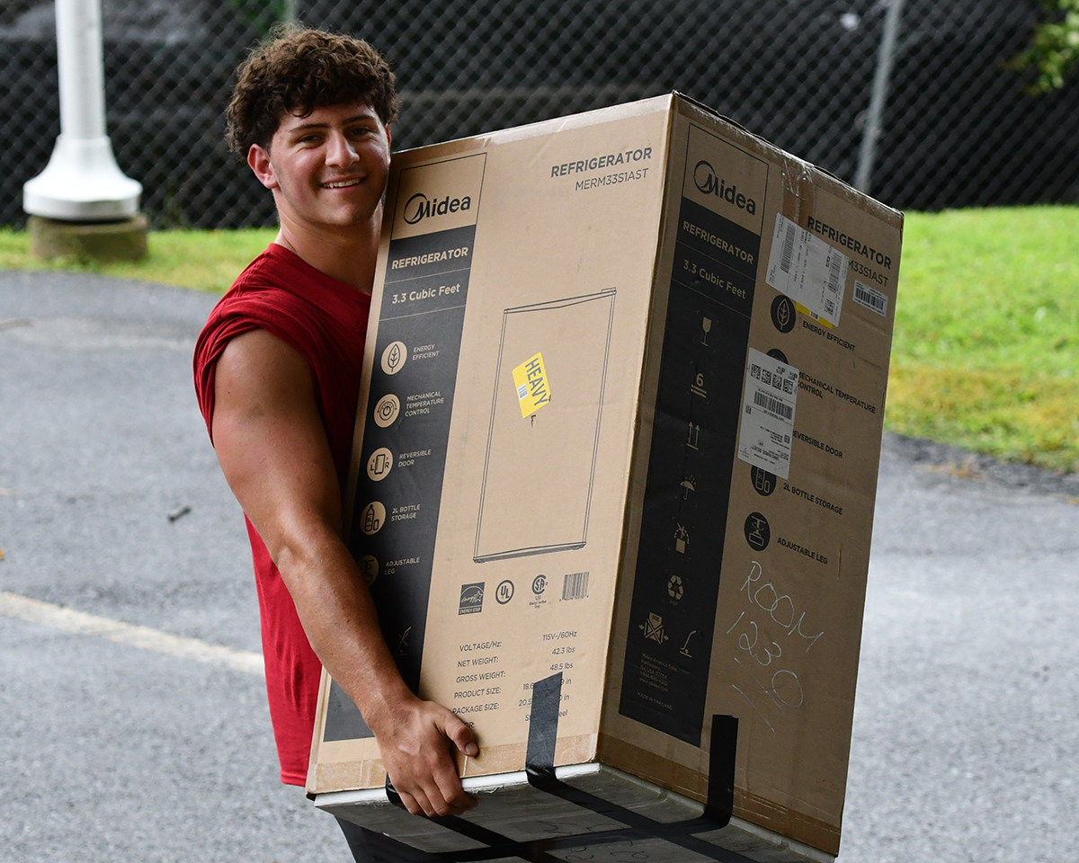 Muhl_Sports's tweet photo. #Muhlenberg athletes were out in full force this morning to help first-year students move into their residence halls. Welcome Home, Muhlenberg College Class of 2030 🥳!!!

#CentConf #d3fb #MoveIn #ClassOf2030 https://t.co/e0ToU4CVsY