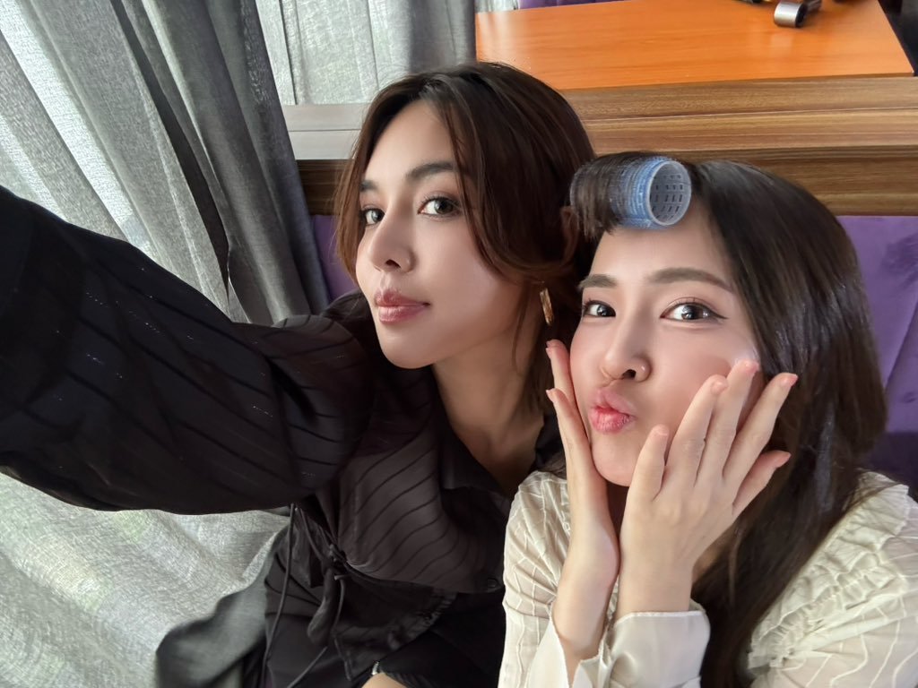 hubgirlslove's tweet photo. TÁ VINDO! Essa semana tivemos mais gravações de #BuyMyBoss! O GL com #YingAom e #PlaWhawha estreia dia 28 de outubro 🔥 https://t.co/VGhtAtnL97