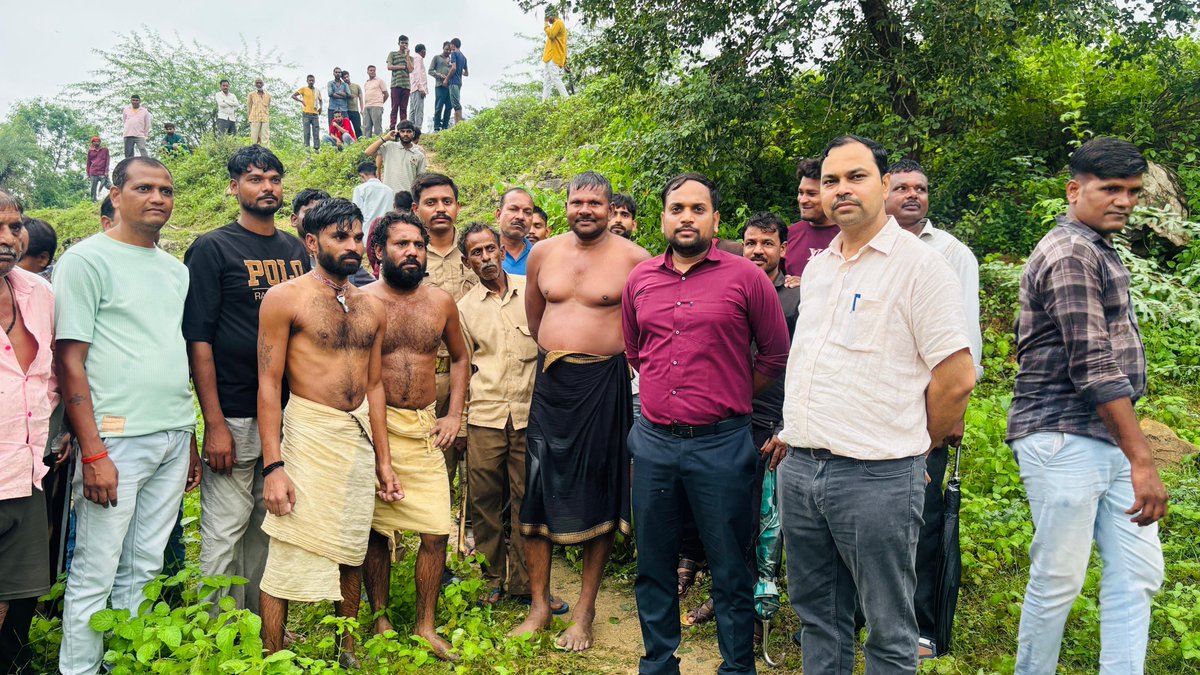 Jhansi_DM's tweet photo. जनपद में हो रही लगातार भारी बारिश के दृष्टिगत विभिन्न स्थानों में उत्पन्न जलभराव की समस्या से निपटने हेतु प्रशासन 24x7 सतत रूप से सतर्क दृष्टि बनाये हुए हैं। सेना और SDRF के सहयोग से प्रशासन द्वारा राहत एवं बचाव कार्य निरन्तर जारी है। वर्तमान में किसी भी प्रकार की कोई आपात स्थिति नहीं है तथा प्रशासन किसी भी आपात स्थिति से निपटने हेतु पूरी तरह अलर्ट है। 

आज #DM_Jhansi एवं @sspjhansi ने VC के माध्यम से स्थिति की समीक्षा कर सम्बन्धित अधिकारियों को जलभराव की स्थिति से निपटने हेतु आवश्यक निर्देश दिए गए।

जनपदवासियों से अपील है कि भारी बारिश के दृष्टिगत नदी, तालाब एवं बांधों के निकट न जायें।
