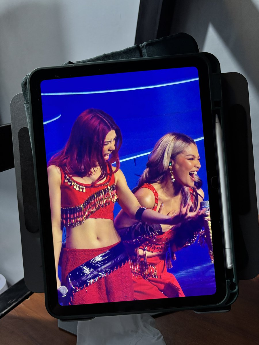 KYapture__'s tweet photo. apaka cute talaga netong dalawa jusko 😭 upload ko lahat sa sunday mag d1 &amp; d2 lang sa concert ni yeng wAITTT HAHAHAHAHAHAHHA https://t.co/WCPKEj0kNj
