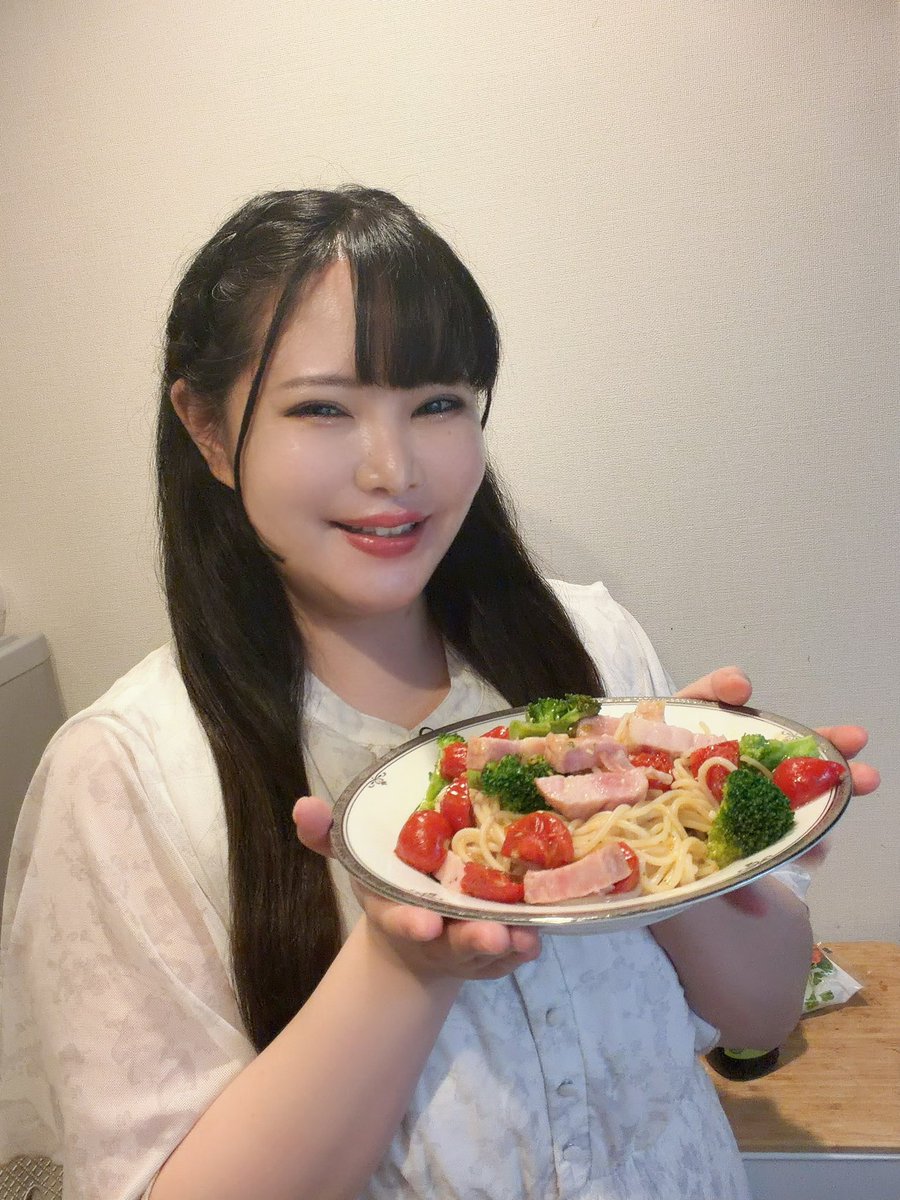 shion0_25mg's tweet photo. 小娘、毎日角煮で飽きないかしら？
今日はブロッコリーとトマトのワンパンパスタを作ったわよ。
お姉さんが忙しくてむくれている小娘の機嫌も、これで治るかしらね。 https://t.co/CVzAmP5Ft3