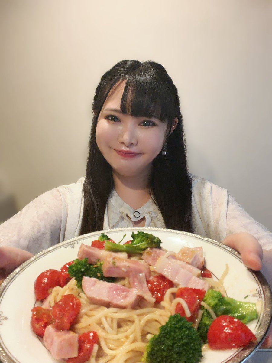 shion0_25mg's tweet photo. 小娘、毎日角煮で飽きないかしら？
今日はブロッコリーとトマトのワンパンパスタを作ったわよ。
お姉さんが忙しくてむくれている小娘の機嫌も、これで治るかしらね。 https://t.co/CVzAmP5Ft3