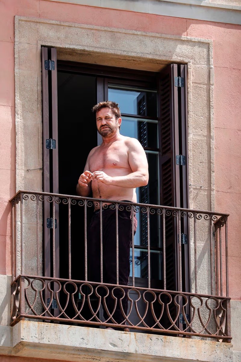 am_Migrade's tweet photo. Gerard Butler soaking up the Barcelona sunshine from his balcony, shirtless and smoking during his getaway. 😎 https://t.co/bGF7umFKZe