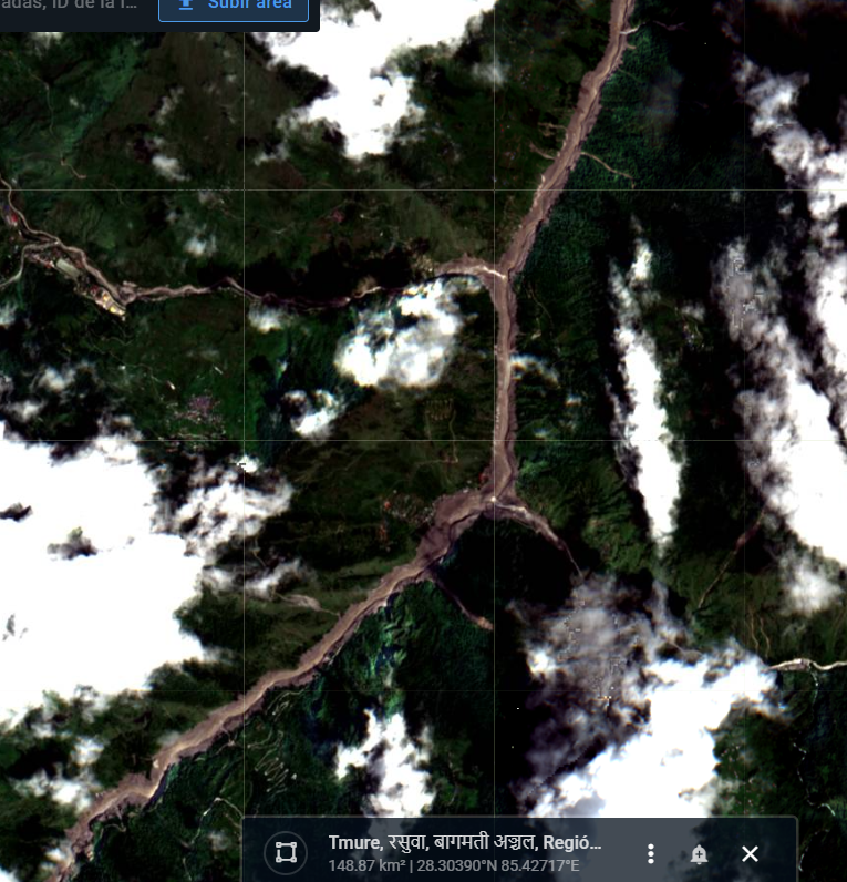 fabianjimenez's tweet photo. Imágenes Satelitales de hoy 27, 24hrs. después de la inundación en #Nepal, en la última imagen se ve donde comienza, un sector llamado #Longmukangba, la escala es difícil medir #Tibet #China #Katmandu https://t.co/rjOZhPnJOY