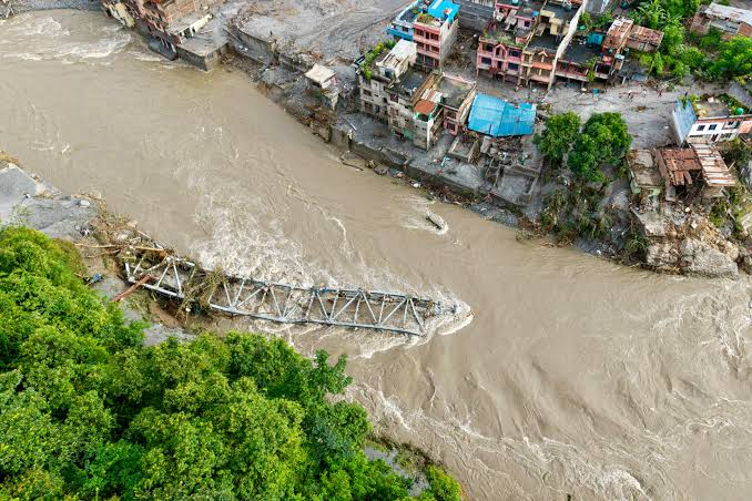 TheVicharNeethi's tweet photo. 🚨🇳🇵 Nepal's devastating floods were triggered by a massive glacier collapse and ice-rock avalanche,not an earthquake. The event sent a huge surge of water and debris downstream,devastating communities.

A warning for the fragile Himalayas.

#Nepal #Floods #PrayersForNepal #C130J https://t.co/iWATaYKVtk