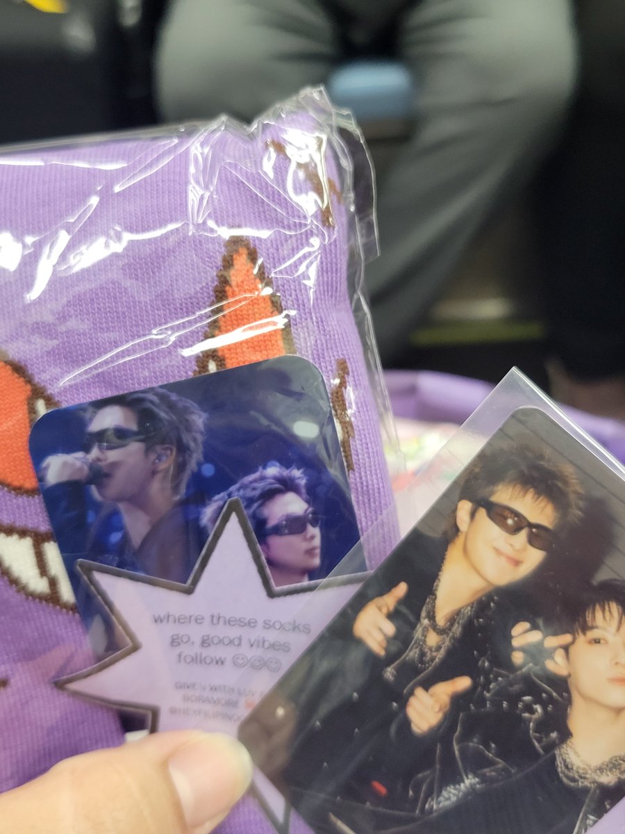 MinnieJoonMoon's tweet photo. literally just landed in Chicago and already got some freebies! https://t.co/6qNU0wjYfy