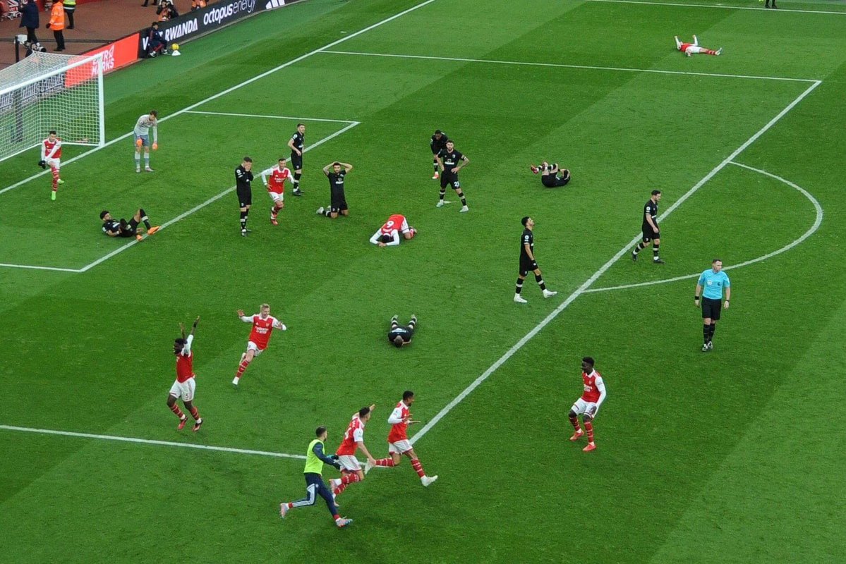 afcjxmes's tweet photo. Responsible for one of the greatest photos in Arsenal history. https://t.co/egUf4JDIxZ