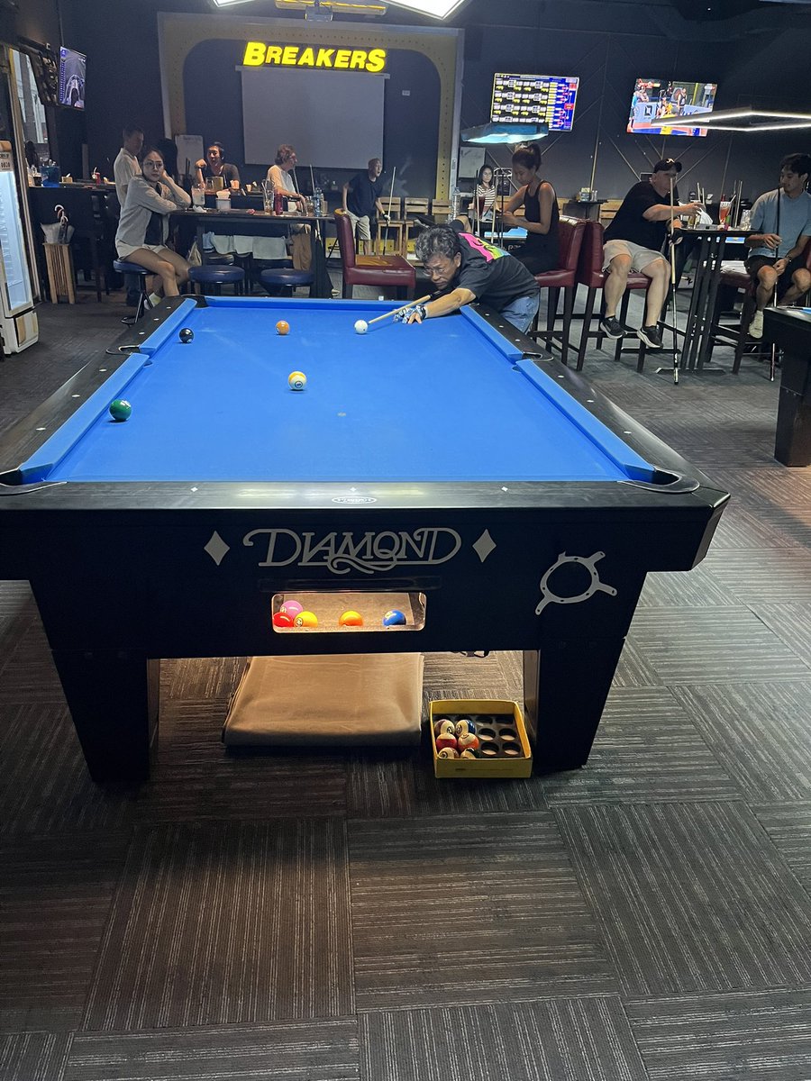 suggest_master's tweet photo. ビリヤードの大会にダブルスでは挑戦🎉

私1回しか練習してないのに師匠が試合組んだからとか言って😂

一回戦ハンデありで勝てちゃったw
あとはストレート負けで悔しいって言ったら師匠から烏滸がましいと言われ目が覚めたw
タイ人以外に中東ファラン多数💡
玉突き🎱面白い🤣

Breakers Live Bangkok https://t.co/qeYrJUiuio