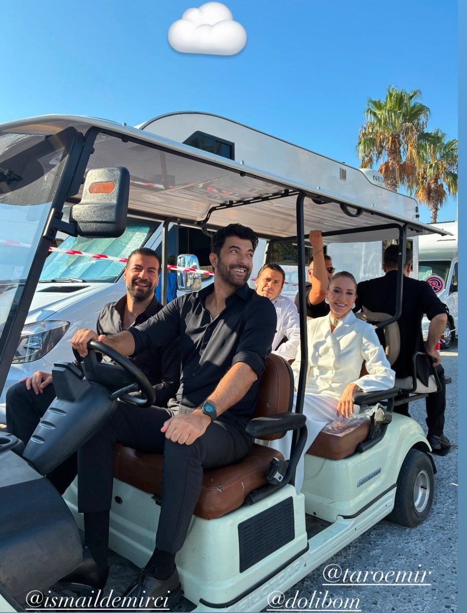 AkyurekEtkinlik's tweet photo. #EnginAkyürek Instagram hesabından İsmail Demirci, Dolunay Soysert ve Taro Emir Tekin ile yeni bir fotoğraf paylaştı.❤️
#EnfesBirAkşam #OldMoney 

📍IG story| @/enginakyurek https://t.co/eKoUaZUHb4
