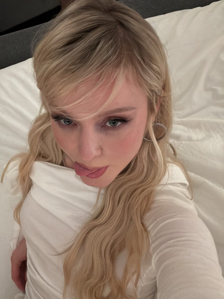 infozarabrasil's tweet photo. Zara Larsson revela que ficou apenas duas semanas em casa este ano e explica como mantém energia para tantos shows:

“É como bater o ponto no trabalho. Quanto mais você faz, mais confortável fica e mais resistência desenvolve. Eu fiquei dez dias sem fazer isso algumas semanas atrás e praticamente não me mexi. Fiquei deitada, comendo, tirando cochilos, assistindo a filmes, talvez saindo um pouco, olhando para as nuvens, deitada.

Então voltei ao palco e pensei: “Ah.” Você perde isso muito rápido. Mas é empolgante. Estou em uma fase da vida em que me sinto muito confortável me apresentando. Não fico nervosa. Só fico animada. Estou trabalhando. É como ir para o escritório. Só que meu escritório fica na frente de milhares e milhares de pessoas.”
