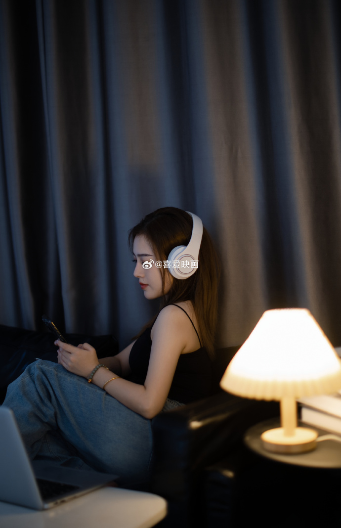 ScretLoverJade's tweet photo. Just stumbled on this lo-fi beat that hits different at 2 a.m. — headphones on, laptop glowing, whole world slowing down  #MusicVibes https://t.co/IZMyDkzfp0