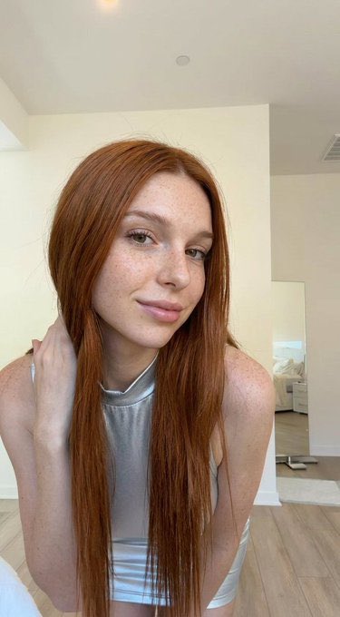 AngeIsViicky's tweet photo. do I pass as a biological woman? 🏳️‍⚧️ #trans https://t.co/Eq9qZJ8NRg