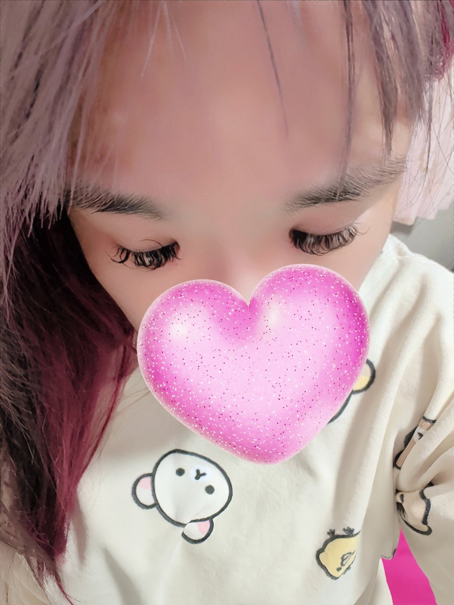 harutan0222's tweet photo. 左のマツエクが付けたばっかなんだけど、生え変わり？でくりんってなって既に取れそう💦
まつ毛美容液多めに塗布！ https://t.co/sj7DbDsUrs