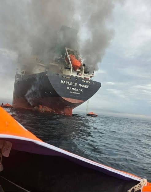 ElRoiNews's tweet photo. JUST IN: Another Oil Tanker Struck by Projectile in Strait of Hormuz CrisisTHE INCIDENT:What Happened: An oil tanker was hit by an "unknown projectile," sparking a major onboard fire.Location: In the strategic southern/Omani corridor near Khasab, Oman.Current Status: UKMTO reports the fire is EXTINGUISHED and all crew are SAFE.Damage: No casualties.