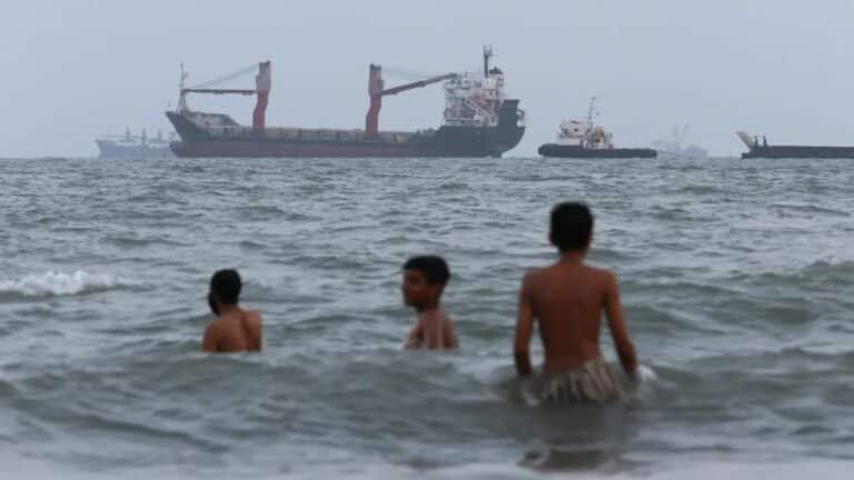 ElRoiNews's tweet photo. JUST IN: Another Oil Tanker Struck by Projectile in Strait of Hormuz CrisisTHE INCIDENT:What Happened: An oil tanker was hit by an "unknown projectile," sparking a major onboard fire.Location: In the strategic southern/Omani corridor near Khasab, Oman.Current Status: UKMTO reports the fire is EXTINGUISHED and all crew are SAFE.Damage: No casualties.