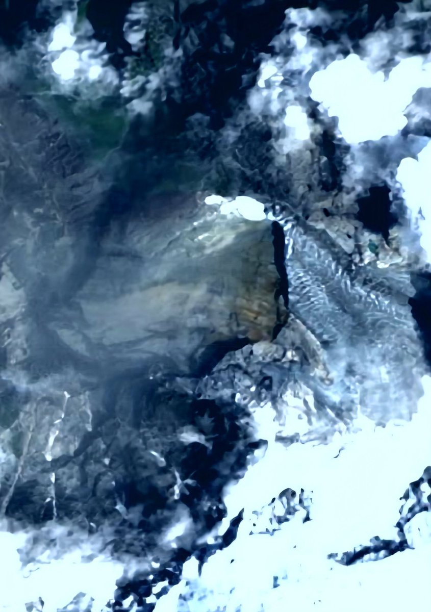 polphiloecon's tweet photo. @chuchu_hedera @yangyubin1998 No, that’s exactly the fall that caused the flood. You can see the glacier cut off in the video. The mountain isn’t gone. https://t.co/vzZQYuVUYz