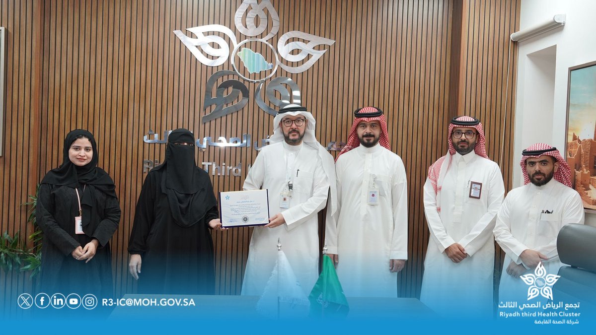 Cluster3Riyadh's tweet photo. 📸 | كرّم سعادة الرئيس التنفيذي لـ #تجمع_الرياض_الصحي_الثالث د. وليد بن عبدالغفور هاشم، الموظفين المميزين من مختلف الأقسام الذين حصلوا على أعلى التعليقات الإيجابية في منصة Press Ganey، وتقديرًا لجهودهم البارزة في تقديم خدمات الرعاية الصحية ورفع مستوى رضا المستفيدين✨ https://t.co/zzOAbj3oUv