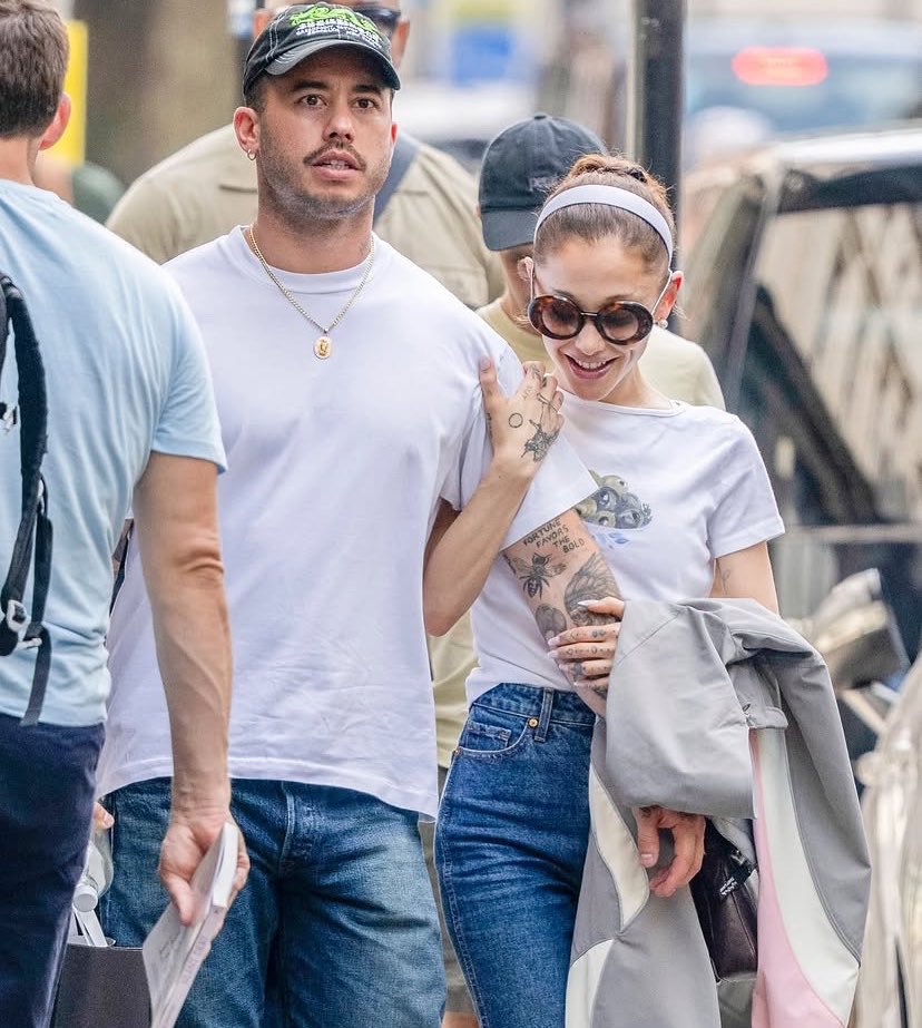 goodniYou's tweet photo. aí gente eu não aguento esses dois combinando looks toda vez, casal mais querido https://t.co/iEvrrl4683