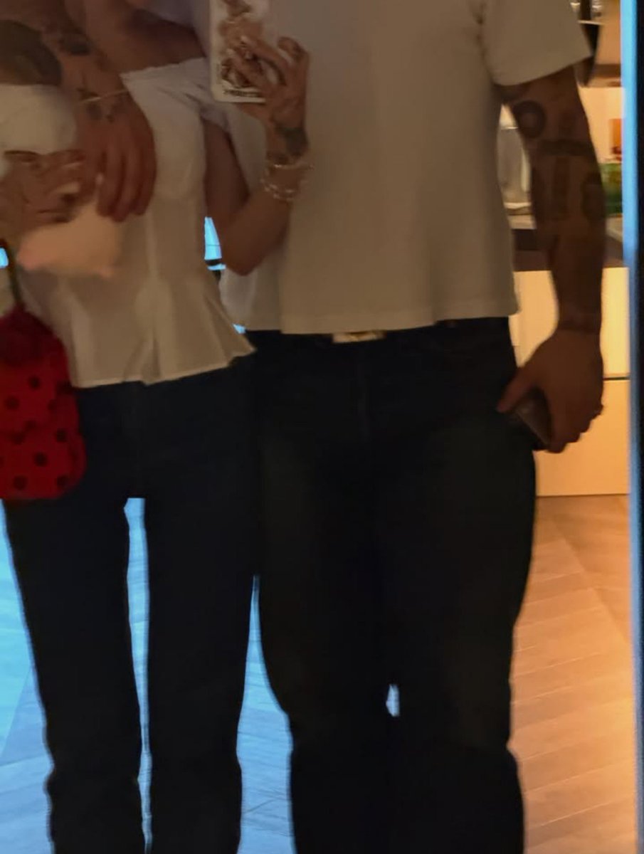 goodniYou's tweet photo. aí gente eu não aguento esses dois combinando looks toda vez, casal mais querido https://t.co/iEvrrl4683
