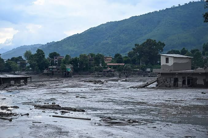 TheVicharNeethi's tweet photo. 🚨🇺🇳 The UN has released $2 million in emergency aid as floods in Nepal and Tibet leave hundreds missing. António Guterres expressed sorrow as rescuers race to reach isolated communities.

Every effort matters in this crisis. 🇳🇵❤️

#Nepal #Floods #PrayForNepal https://t.co/YnFgy9LhWX