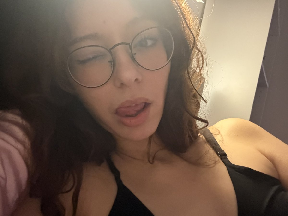 robertkittymeow's tweet photo. late night bed selfies https://t.co/jLiZEztttq