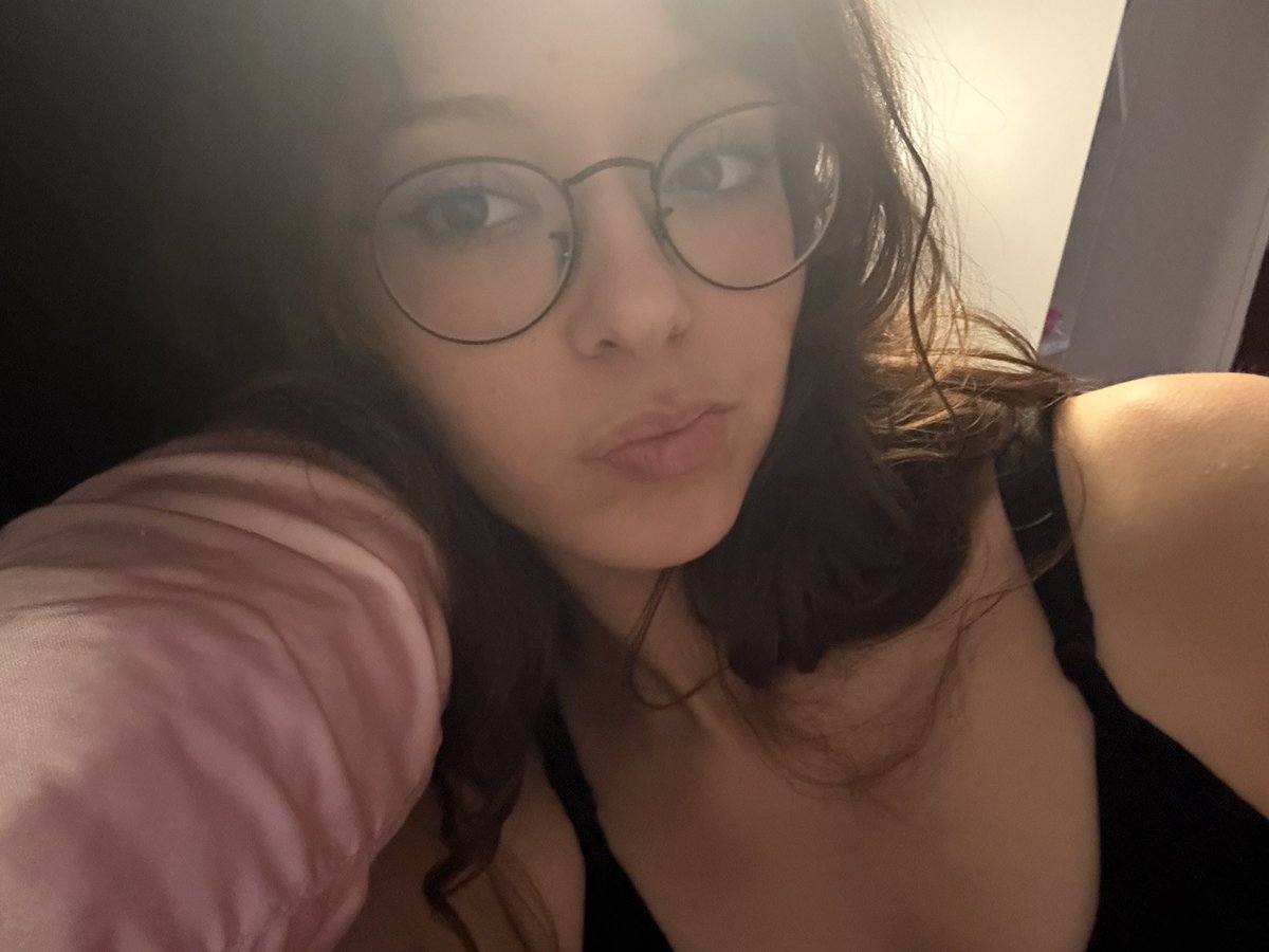robertkittymeow's tweet photo. late night bed selfies https://t.co/jLiZEztttq