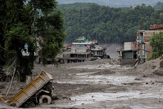 TheVicharNeethi's tweet photo. 🚨🌊 HOW BIG WAS THE FIRST FLOOD WAVE?

The surge entered Nepal around 9 AM, reaching nearly 5,850 m³/s at Devghat. Around 20 million m³ of extra water passed through, travelling nearly 170 km downstream within hours.

A massive Himalayan flood wave.

#Nepal #Floods #PrayForNepal https://t.co/VtPTiYXHWd