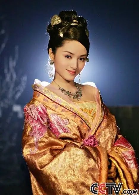 lny1096's tweet photo. 景甜肯定不是习近平之弟习远平的女朋友，人间富贵花景甜算是2007年通过作品《你是谁》出道。
而习远平2008年是和军中第一花张澜澜结婚。
除非景甜是习远平的小三。 https://t.co/f3NHBHRoCr
