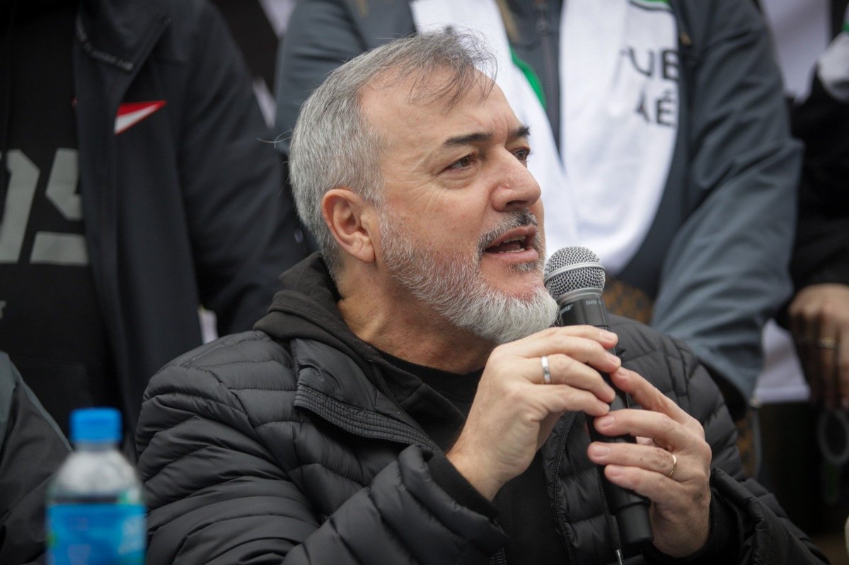 rodoaguiar's tweet photo. AHORA!!
CONTUNDENTE PARO DE ATE EN LAS FUERZAS ARMADAS!! 

SI NO SE ATIENDEN NUESTROS RECLAMOS, EL GOBIERNO SERÁ RESPONSABLE DE LA PROFUNDIZACIÓN DEL CONFLICTO!!

Si no se abre una INSTANCIA DE DIÁLOGO Y NEGOCIACIÓN REAL, seria, en la que se pueda discutir el inicio de un proceso de RECUPERACIÓN SALARIAL para los trabajadores civiles de las Fuerzas Armadas, el Gobierno de @JMilei será el RESPONSABLE de la PROFUNDIZACIÓN DE LAS MEDIDAS DE FUERZA. Sin respuestas concretas, los paros se van a empezar a incrementar.
Desde el Ministerio de Defensa se tiene que frenar el cierre y traslado de la Base Aeronaval de Punta Indio. Si la cierran, van a DESAPARECER ESAS COMUNIDADES y no lo podemos permitir. Las huelgas no son legales o ilegales. LAS HUELGAS SE GANAN O SE PIERDEN, Y A ESTA LA VAMOS A GANAR.
Se necesitan SOLUCIONES ESTRUCTURALES. Hay BAJOS SALARIOS, están PRECARIZADOS y ni siquiera pueden contar con las prestaciones de la obra social porque los funcionarios que pasaron desde @luispetri para acá, la DESTRUYERON. Tomaron una obra social superavitaria y generaron una deuda de más de 223 mil millones de pesos. No fue un accionar negligente, hubo dolo. TIENEN QUE SER INVESTIGADOS.