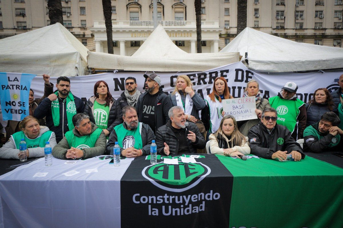 rodoaguiar's tweet photo. AHORA!!
CONTUNDENTE PARO DE ATE EN LAS FUERZAS ARMADAS!! 

SI NO SE ATIENDEN NUESTROS RECLAMOS, EL GOBIERNO SERÁ RESPONSABLE DE LA PROFUNDIZACIÓN DEL CONFLICTO!!

Si no se abre una INSTANCIA DE DIÁLOGO Y NEGOCIACIÓN REAL, seria, en la que se pueda discutir el inicio de un proceso de RECUPERACIÓN SALARIAL para los trabajadores civiles de las Fuerzas Armadas, el Gobierno de @JMilei será el RESPONSABLE de la PROFUNDIZACIÓN DE LAS MEDIDAS DE FUERZA. Sin respuestas concretas, los paros se van a empezar a incrementar.
Desde el Ministerio de Defensa se tiene que frenar el cierre y traslado de la Base Aeronaval de Punta Indio. Si la cierran, van a DESAPARECER ESAS COMUNIDADES y no lo podemos permitir. Las huelgas no son legales o ilegales. LAS HUELGAS SE GANAN O SE PIERDEN, Y A ESTA LA VAMOS A GANAR.
Se necesitan SOLUCIONES ESTRUCTURALES. Hay BAJOS SALARIOS, están PRECARIZADOS y ni siquiera pueden contar con las prestaciones de la obra social porque los funcionarios que pasaron desde @luispetri para acá, la DESTRUYERON. Tomaron una obra social superavitaria y generaron una deuda de más de 223 mil millones de pesos. No fue un accionar negligente, hubo dolo. TIENEN QUE SER INVESTIGADOS.