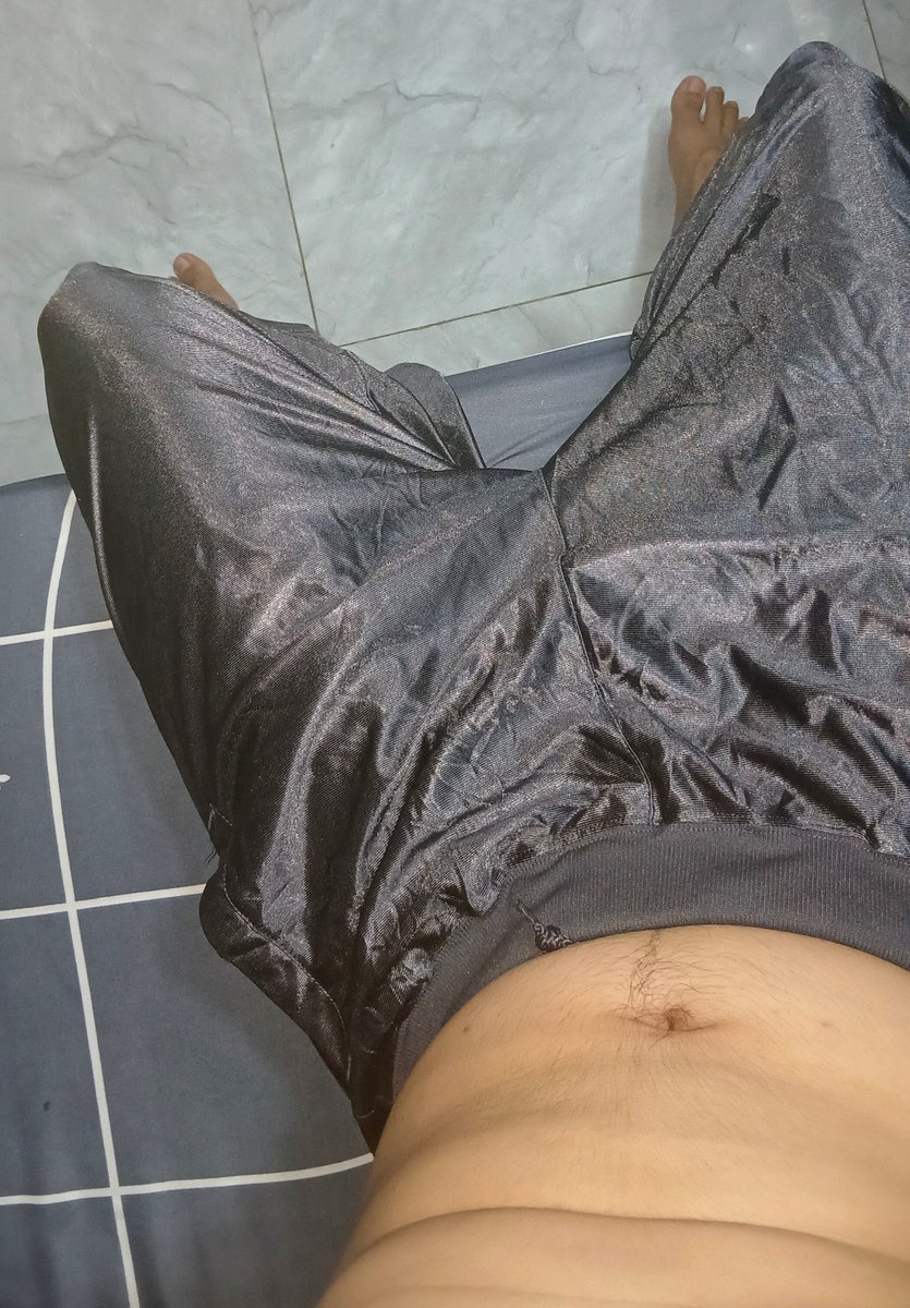 satin2606's tweet photo. Cái quần mới mua hôm bữa mặc thử vào hơi bị cứng nha, ai muốn cạ hk kkk (ai cùng gu có thể ib để nói chuyện ạ ) https://t.co/37GMj0TUgz