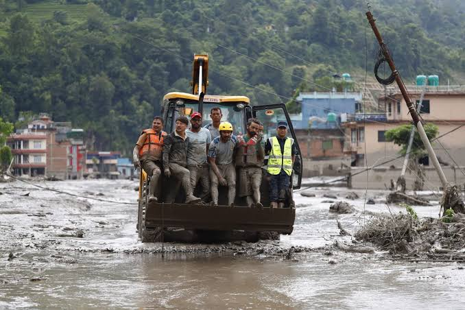 TheVicharNeethi's tweet photo. 🚨🇨🇳 Another disaster struck China's side of the Himalayas. A massive mudslide near Gyirong Port killed 3 people and left 558 missing, cutting roads and communications.

Whether it is linked to Nepal's flood remains unconfirmed.

#Nepal #Floods #PrayForNepal #China https://t.co/1kYwKJl5nD