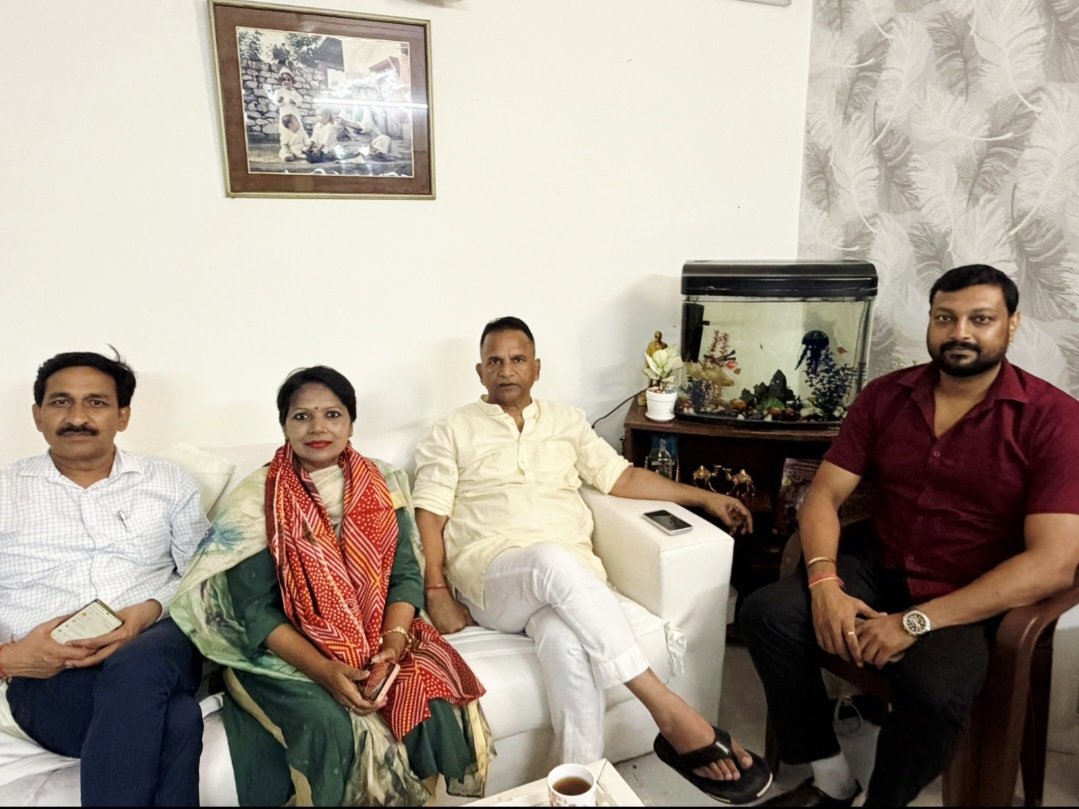 Leelasingh1978's tweet photo. SC मोर्चा महामंत्री बनाए जाने पर भाजपा दिल्ली प्रदेश के महामंत्री बड़े भाई श्री @MohanGiharaBJP जी का आशीर्वाद लिया l @NitinNabin @blsanthosh @v_shrivsatish @BJPSCMorcha @LalSinghArya @MpDrBholaSingh @BJP4Delhi @hdmalhotra @PavanRanaRSS @gupta_rekha @scm4bjp_delhi @Adv_LajpatRai https://t.co/DJa2QkcltE